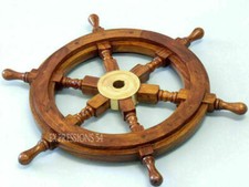 Roue de bateau en bois marron