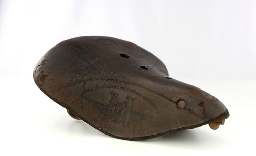 Ancienne petite selle cuir - petite,