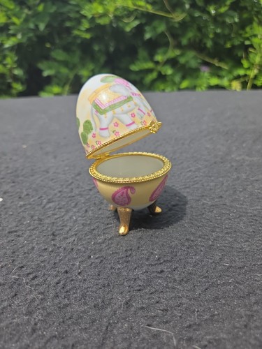 Oeuf en porcelaine pilulier
