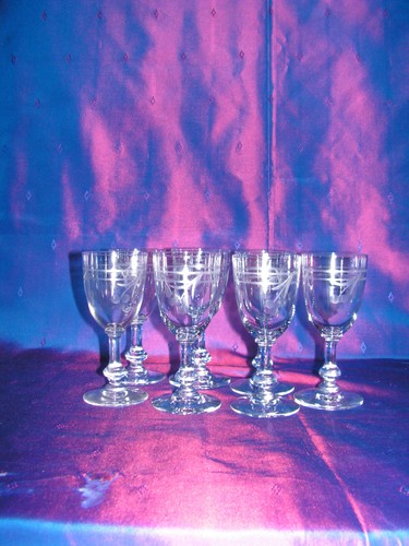 Huit verres anciens en - huit,