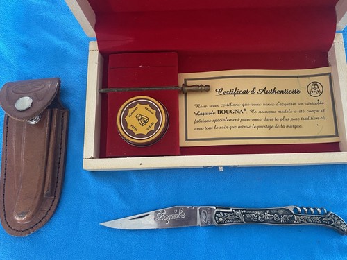 Boîte avec couteau argent