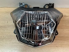 UN OPTIQUE FEU PHARE AVANT