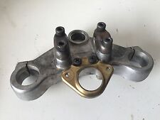 UN TE DE FOURCHE SUPÉRIEUR