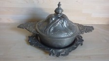 Ecuelle à oreilles, pot couvert à bouillon avec son assiette, étain
