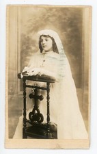PHOTO CDV, a communicant posing white dress missal prays to god