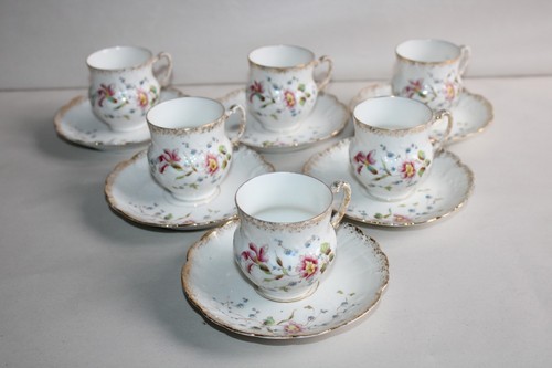 Tasses café et soucoupes - café,