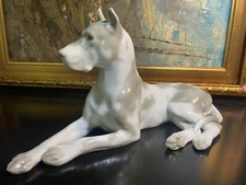 Grand chien danois allongé en porcelaine Lomonosov.