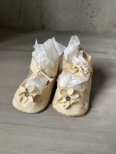 Paire De Chaussures De Poupée