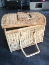 Joli panier malle en osier décoratif vintage avec couvercle et anses