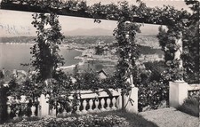 6 NICE VUE PRISE ENTRE LES PERGOLAS FLEURIES