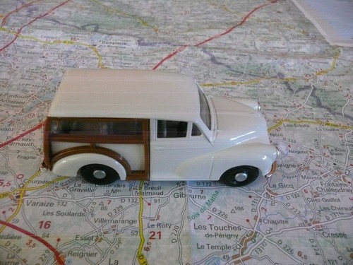 Morris minor traveller - traveller, corgi