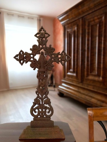 Croix debout crucifix église
