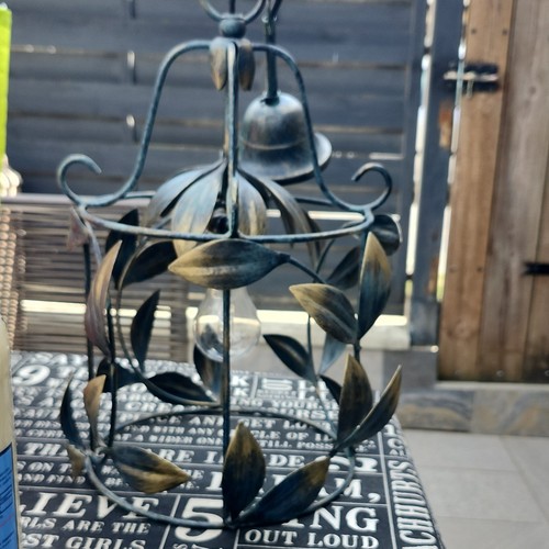 Lustre métal motif feuilles