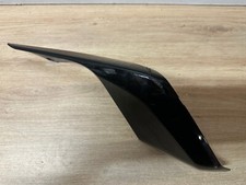 UN CACHE CARENAGE LATERAL