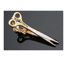 Broche bijou pince ciseau coiffeur argenté et doré pour cravate ou veste.