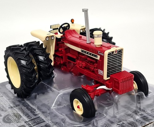 Britains case farmall - 1/32,