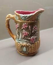 Ancien pichet en barbotine