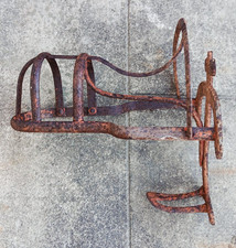 Porte selle a,bride en fer