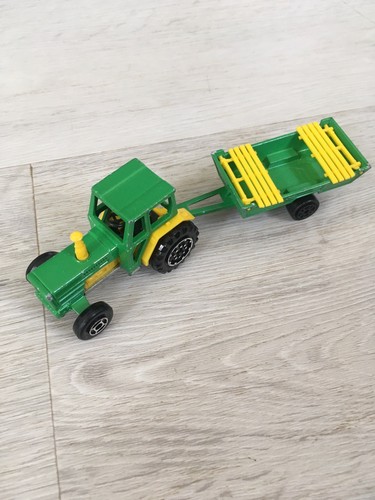 Ancien tracteur avec remorque - ancien,