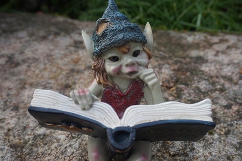 97153 figurine troll assis - figurine,