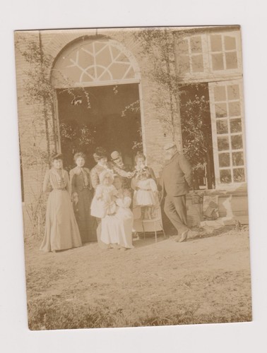 Photo ancienne famille devant