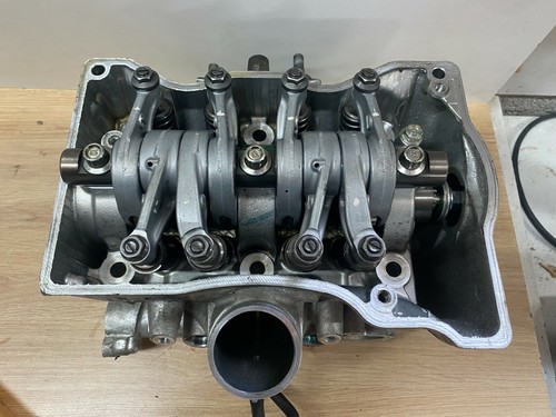Une culasse moto - une, 750