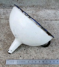 BUF1- Ancien entonnoir blanc