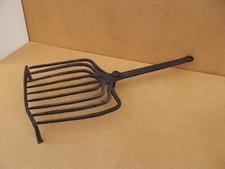 ancienne grille à viande en fer forgé XIX art populaire objet de métier