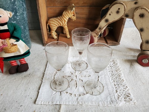 Anciens petits verres pied - 3,