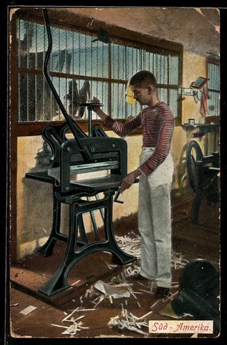 Garçon sur une machine - , à