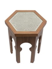 Table d'appoint hexagonale en bois avec verre GUELIZ - par bazar marocain