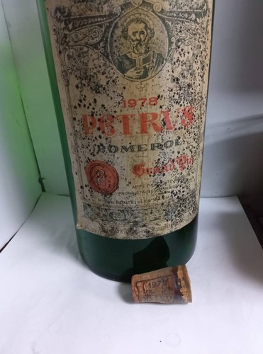 Bouteille de vin vide Petrus