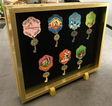 Disneyland Paris -7 Pin's clés d'Hôtel- Série complète dans un cadre doré