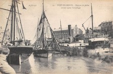 CPA 14 PORT EN BESSIN / BARQUE DE PECHE COULEE APRES L'ABORDAGE