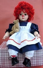 POUPEE RAGGEDY ANN EN PORCELAINE ET TISSU PAR " SAILBOAT COLLECTIBLES "