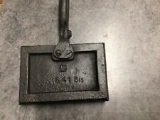 Ancien petit gaufretier/gaufrier en fonte à pince marque MH décors géométriques