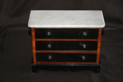 Commode miniature dessus