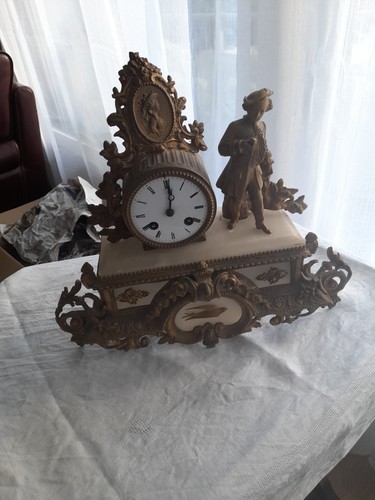 Horloge dore sur marbre blanc - horloge,