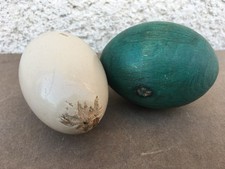 Paire d'anciens oeufs en bois
