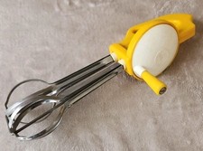 Ancien batteur à oeufs ou