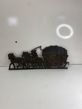 Plaque en fonte représentant des chevaux tirant une Charette dans son jus