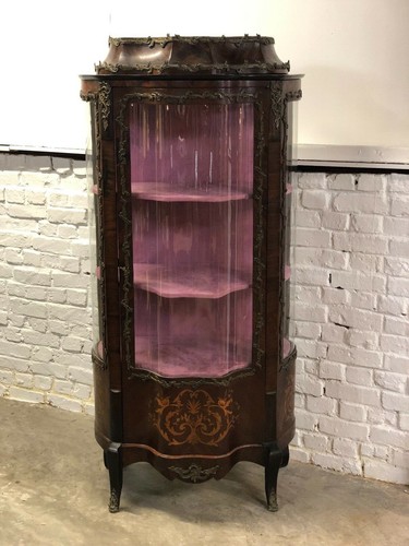 Vitrine mouvementée style - mouvementée,