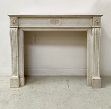 cheminée louis XVI marbre couleur blanc carrare finement sculptée . XIX siècle .