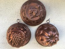 Lot de 3 moules à gâteaux anciens ronds en cuivre à  divers motifs