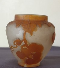Ets GALLE, joli vase en verre multicouches dégagé à l'acide, décor de pampres
