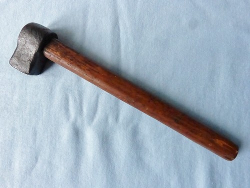 Ancien petit marteau brochoir