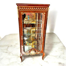 Une vitrine Louis XV en bois de hêtre sculpté et bronze, avec motifs élégants