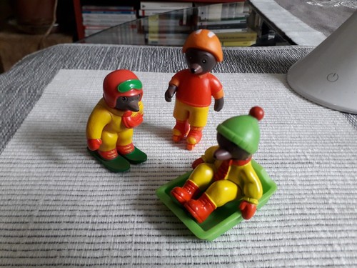 Trois figurines petit - trois,