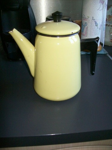 Cafetière jaune émaillée
