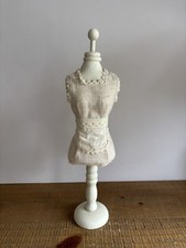 Mannequin Miniature Porte Bijoux Buste en Bois Couleur Beige